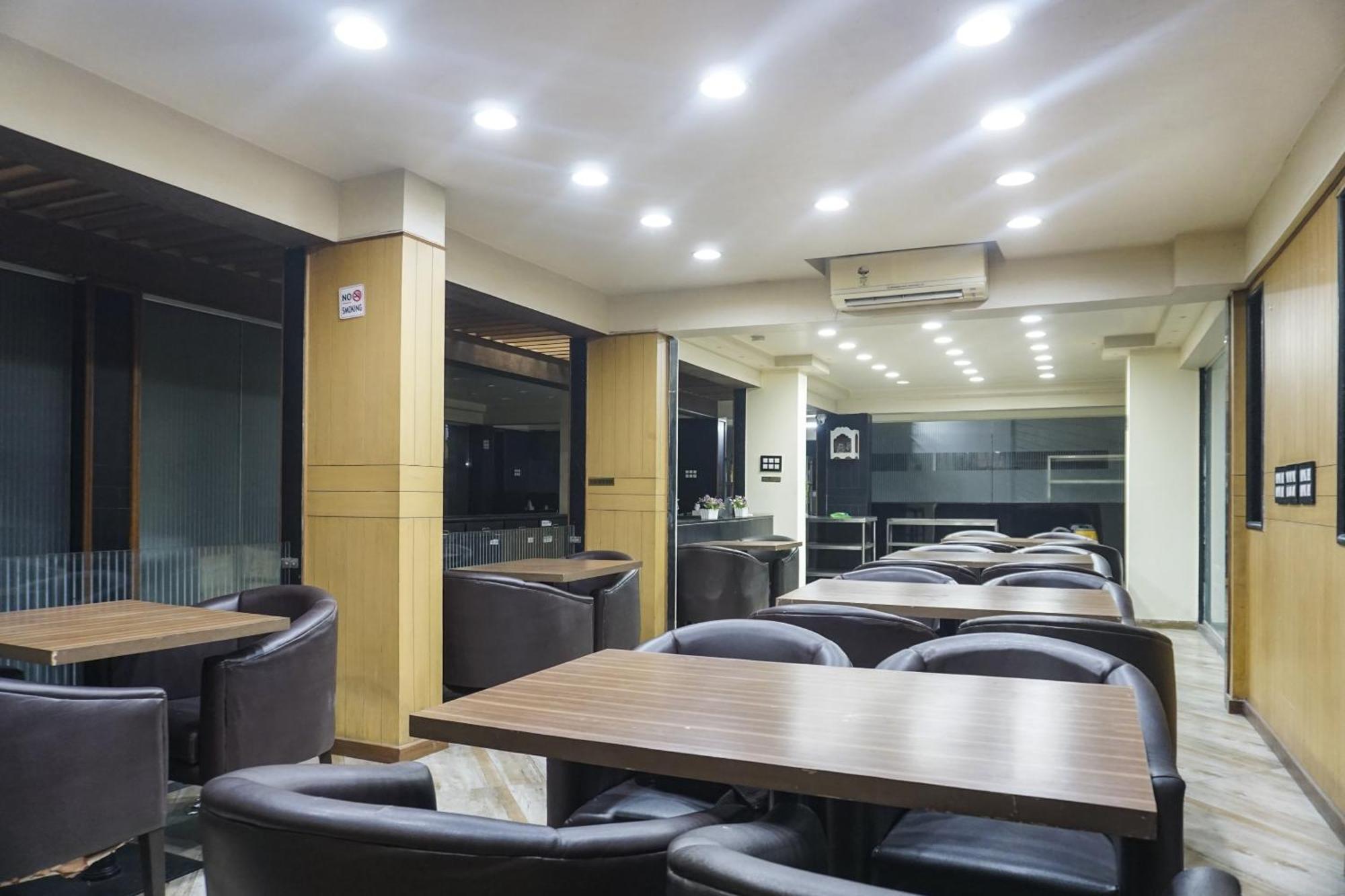 Super Townhouse Oak Sr Hotel Wakad 푸네 외부 사진